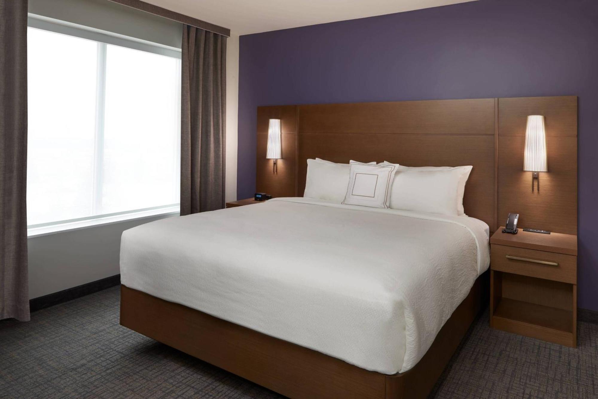 Hotel By Marriott Toronto Southwest 3*