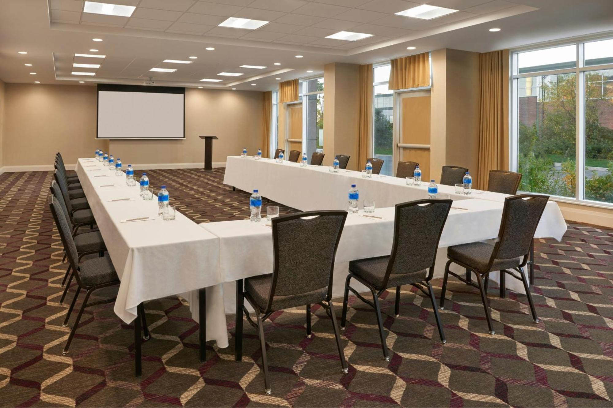 Hotel By Marriott Toronto Southwest